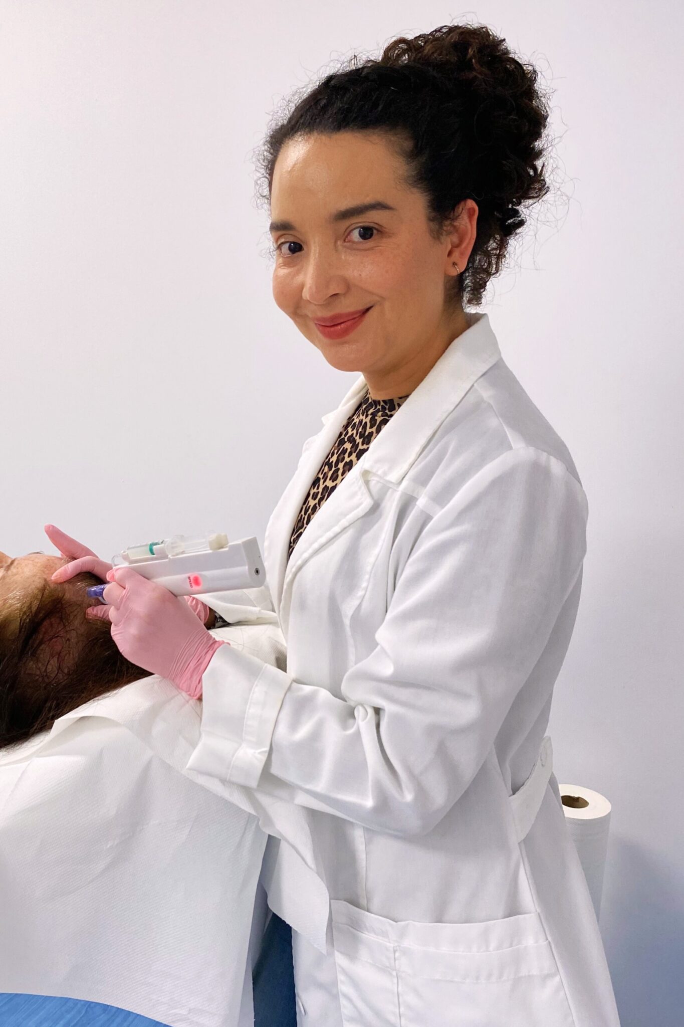 DRA LINA ARIAS CON PACIENTE