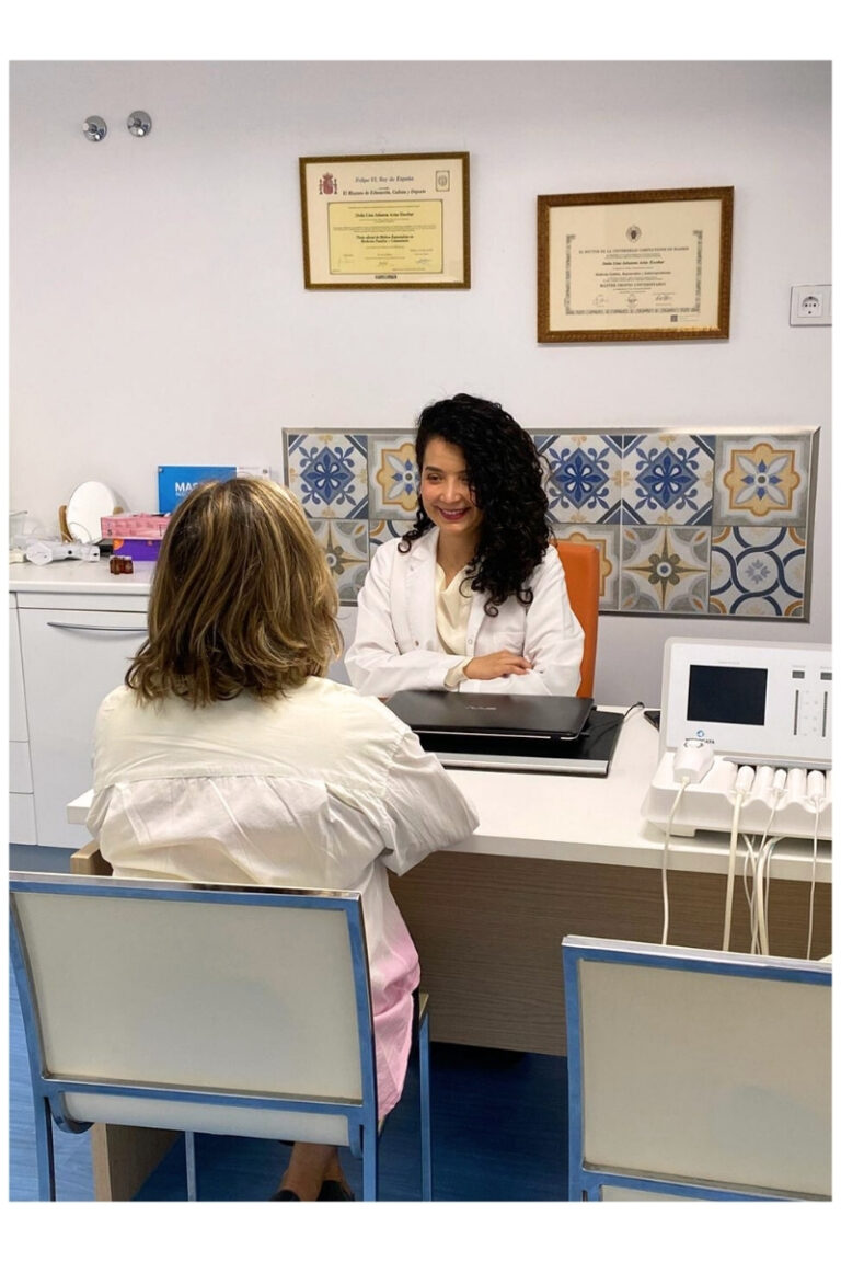 DRA LINA ARIAS ATENDIENDO PACIENTES
